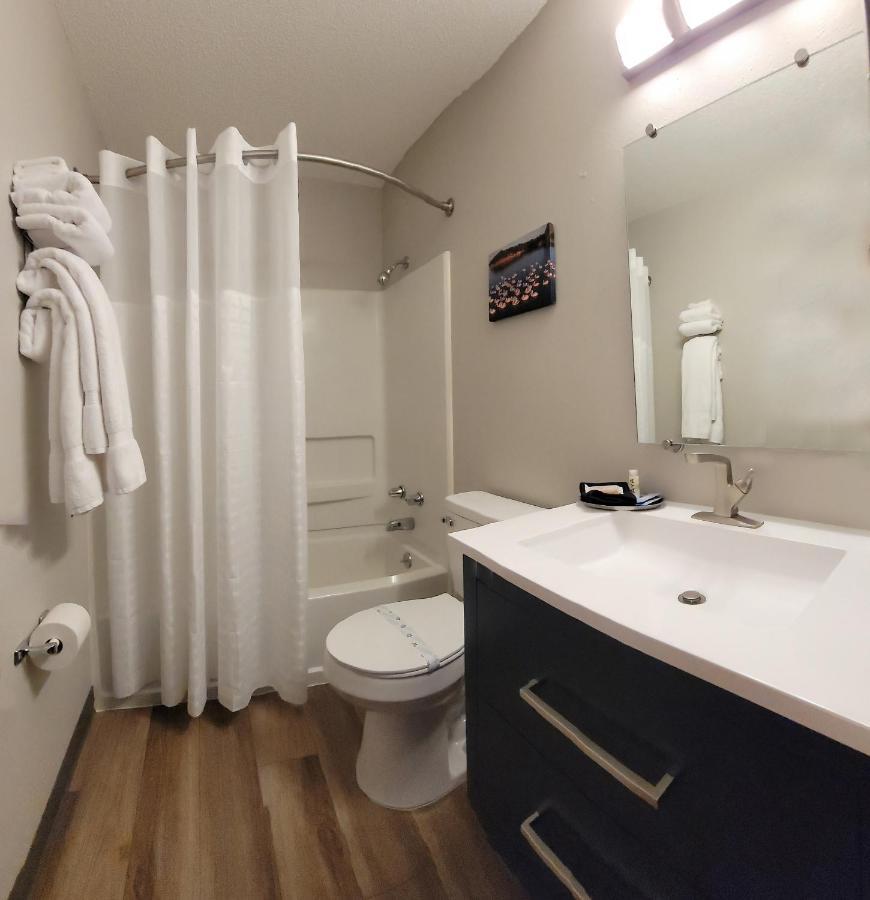 Hilltop Inn & Suites Grove Kültér fotó